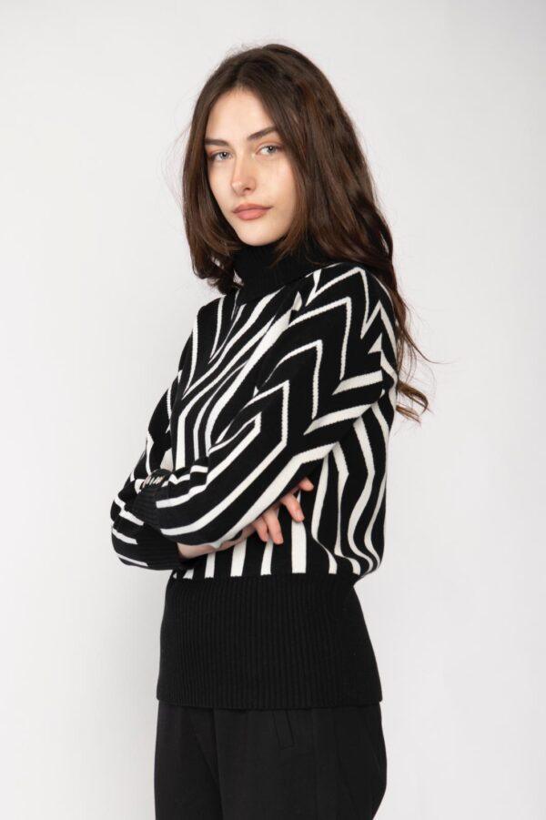 Jessica Graaf - Turtle neck black and white sweater - Image 3