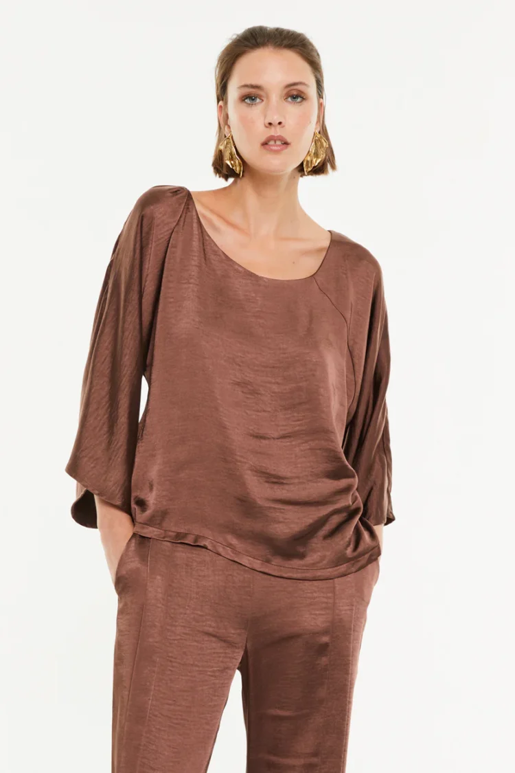 paz torras - satin blouse with French sleeves and round neckline